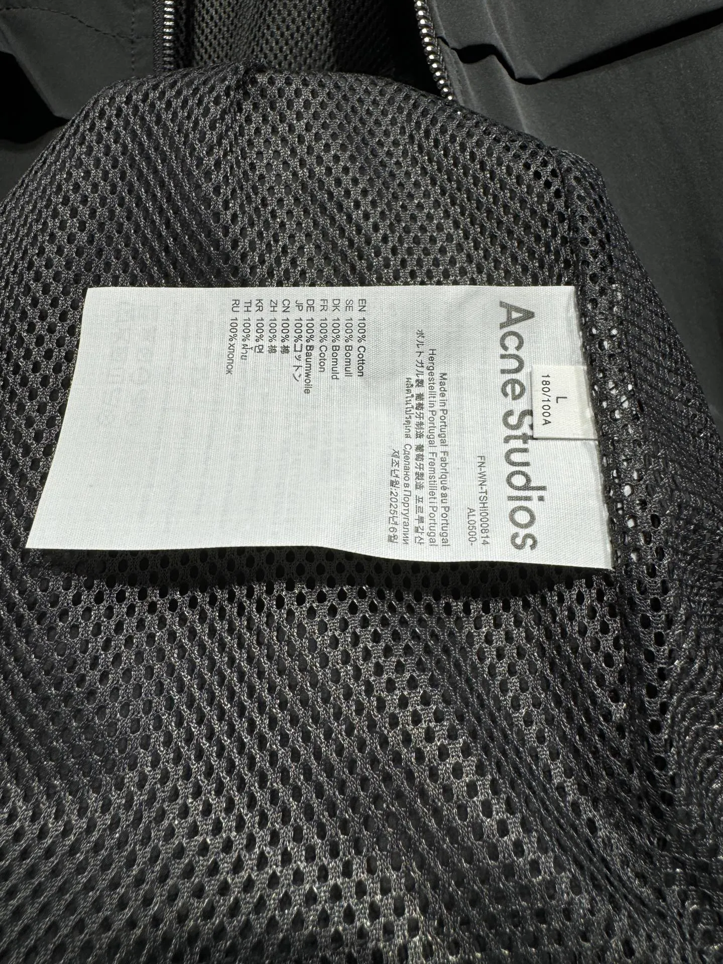 Acne Studios 26SS Large Lapel Short Jacket The fabric is made of 100% nylon (nylon/polyamide fiber) 75D high-density wrinkled nylon. The fabric has been permanently pressed and shaped by high temperature, and washed with high-pressure wrinkles at the factory to form its own irregular texture, permanently retaining the wrinkled texture, which will not disappear after washing. Matte matte coating removes the plastic glossy surface of nylon itself to create a low-key matte paper feel. Three-proof micro-coating, weak waterproof, anti-fouling, anti-static treatment, not easy to get dust. The interior is made of full-width mesh Breathable nylon lining, which reduces the stickiness of the nylon fabric to the body, improves air circulation, prevents sweating from sticking to the skin, and the zipper does not rub against the skin. The version adopts the raglan split topstitching process, and the front and rear panels are divided diagonally to expose even stitching. The three-dimensional dropped shoulders are loose and the fit is increased to increase the margin of movement. The back neckline is three-dimensional and high-density computer embroidered, and the embroidery lines are dense and not prickly. Customized all-metal matte nylon zipper, Genuine Leather embossed brand letters on the zipper leather tab, zipper tape with same color nylon fit to the body, double-locked reinforcement on both sides of the zipper to prevent pulling and tearing. Color: Gray Size: S M L